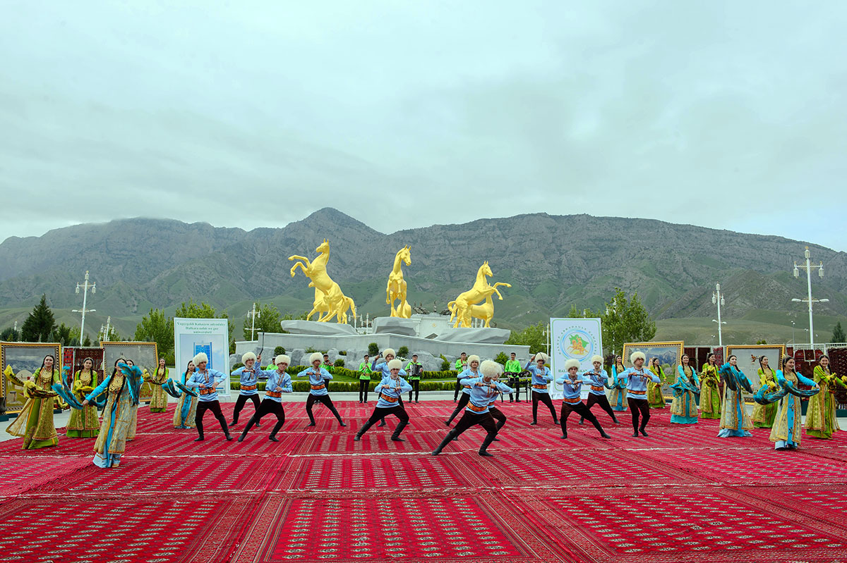 Во славу туркменского скакуна
